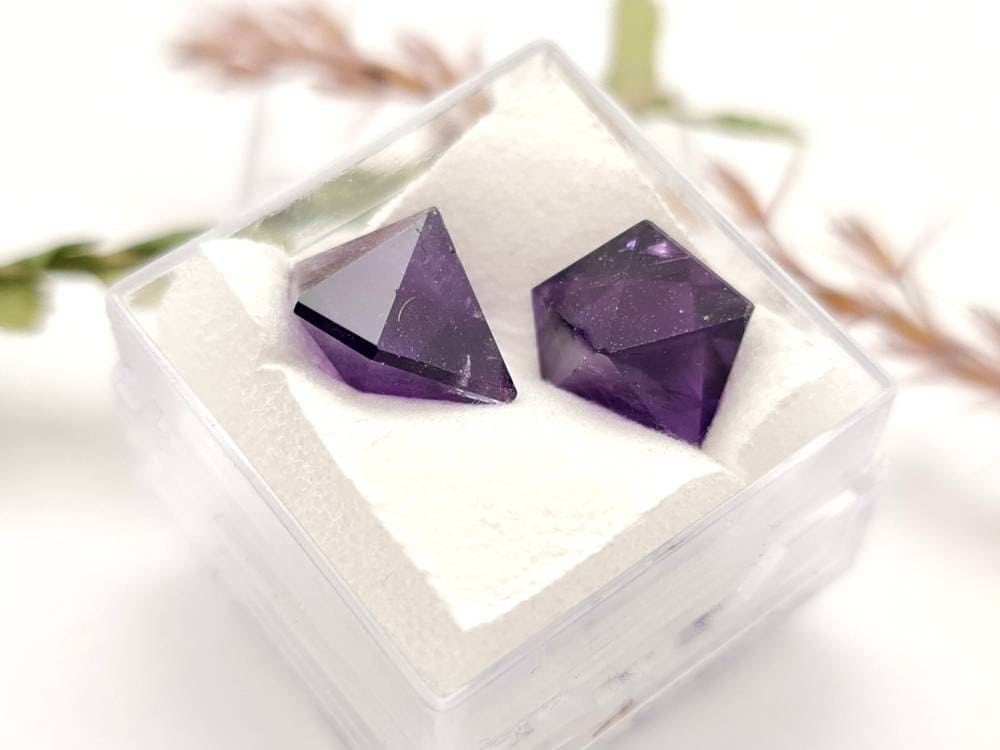 Echte facettierte Amethyst Spitzen, Lot, unregelmäßig  , violett lila 2Stück 9,3ct (Nr.893)