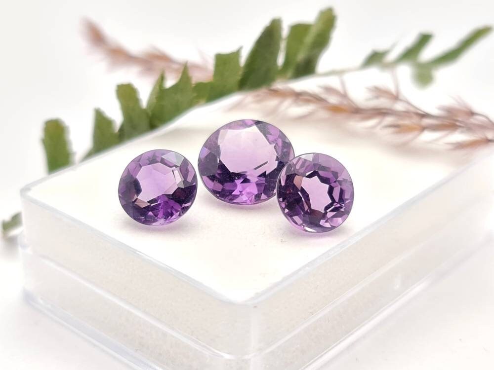 Set echte Amethyste rund facettiert 2Stück à 9mm und 1 Stück à 11mm 9,9ct (Nr.901)