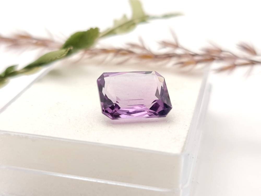 Echter facettierter Amethyst aus Brasilien Oktagon lila violett 12,9x10mm 6,24ct (Nr.907)