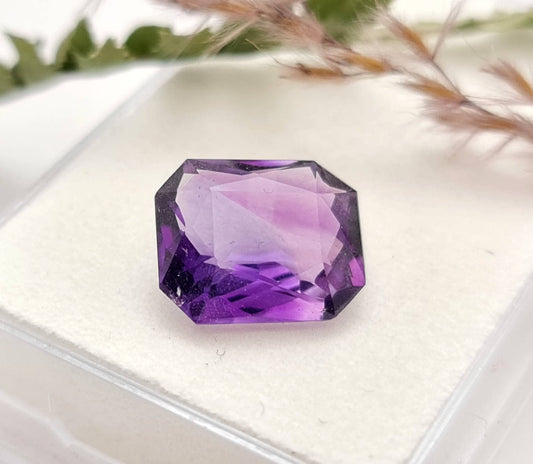 Echter violetter Amethyst, Oktagon facettiert lila 13,8x11,7mm 7,8ct (Nr.913)