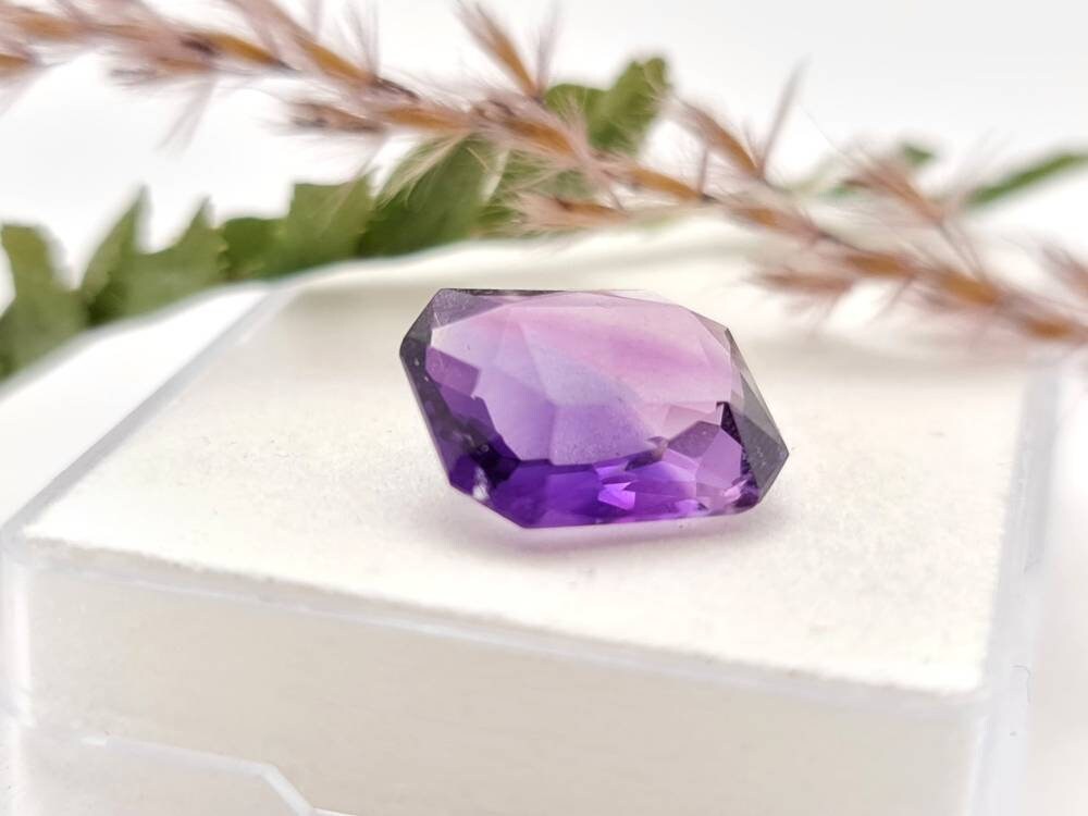 Echter violetter Amethyst, Oktagon facettiert lila 13,8x11,7mm 7,8ct (Nr.913)