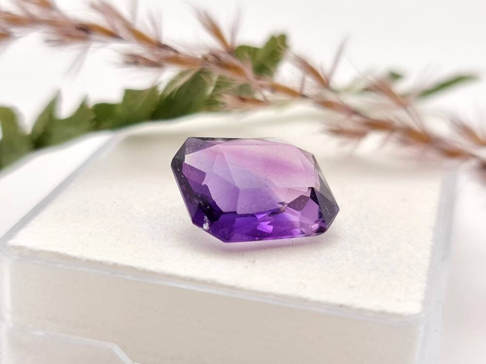 Echter violetter Amethyst, Oktagon facettiert lila 13,8x11,7mm 7,8ct (Nr.913)