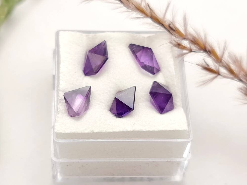 Echtes Lot Amethyst Spitzen facettiert 5 Stück lila violett 4,8ct (Nr.918)