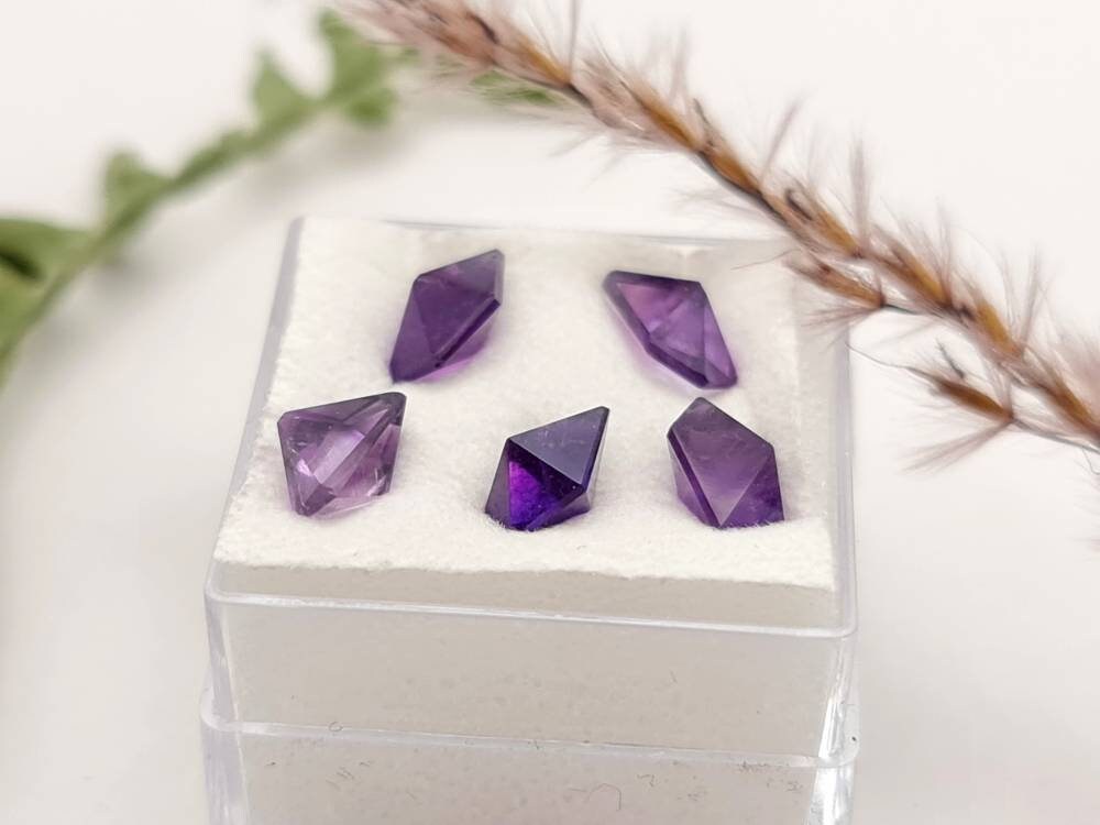 Echtes Lot Amethyst Spitzen facettiert 5 Stück lila violett 4,8ct (Nr.918)