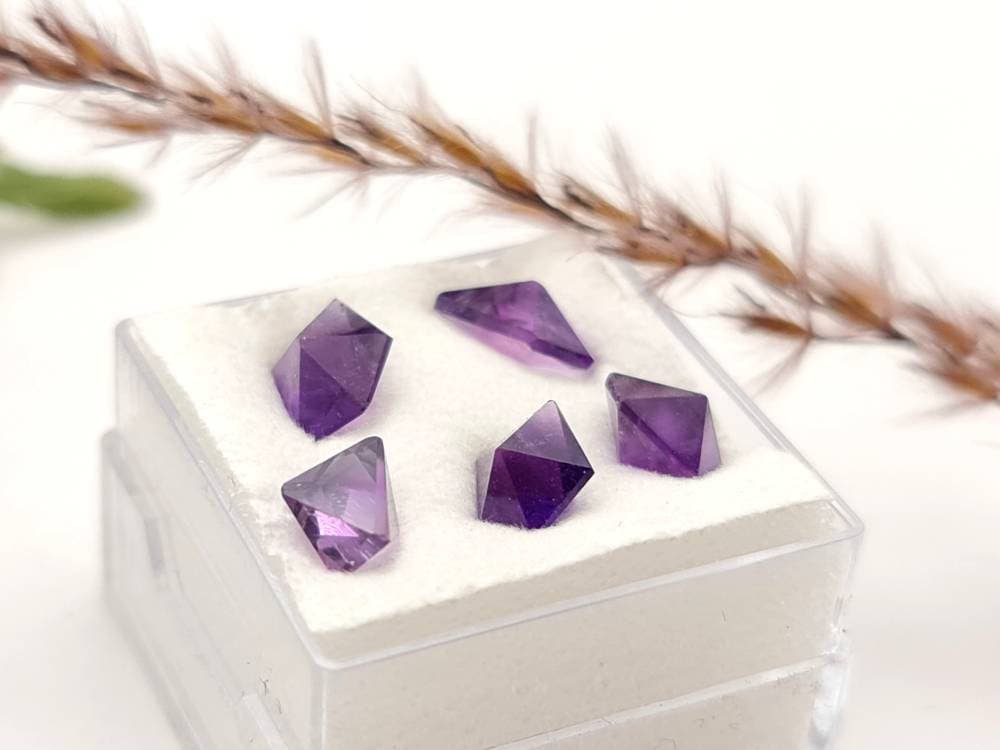 Echtes Lot Amethyst Spitzen facettiert 5 Stück lila violett 4,8ct (Nr.918)