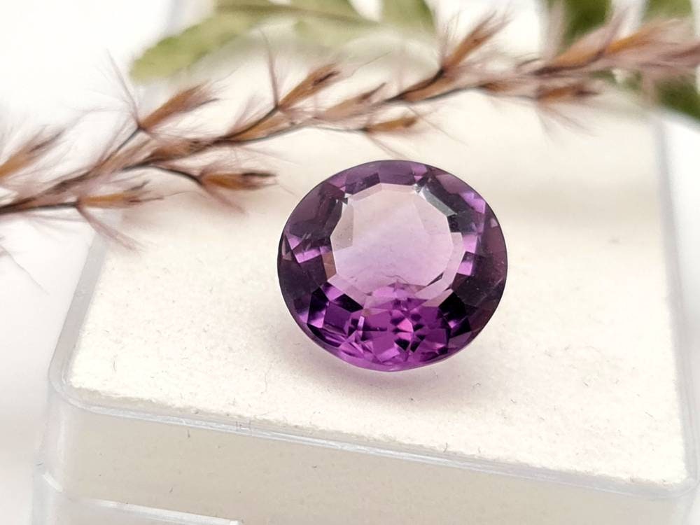 Echter violetter Amethyst rund facettiert 12,8mm 7,1ct (Nr 937)