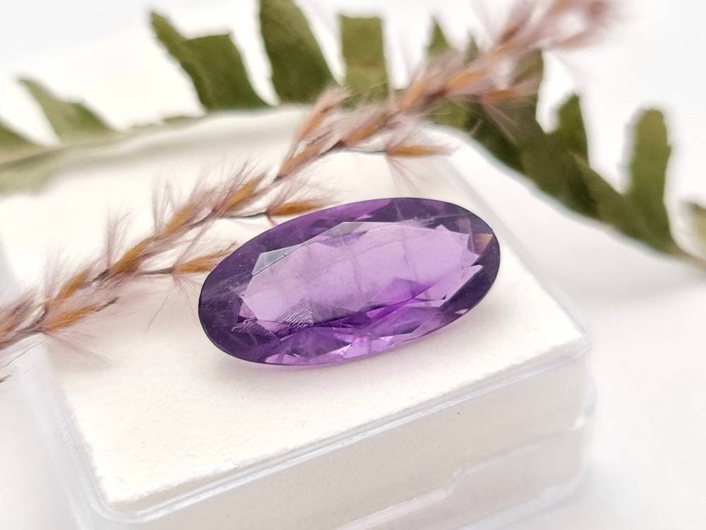 Echter violetter Amethyst oval facettiert 21x10,3mm 9,4ct (Nr.966)