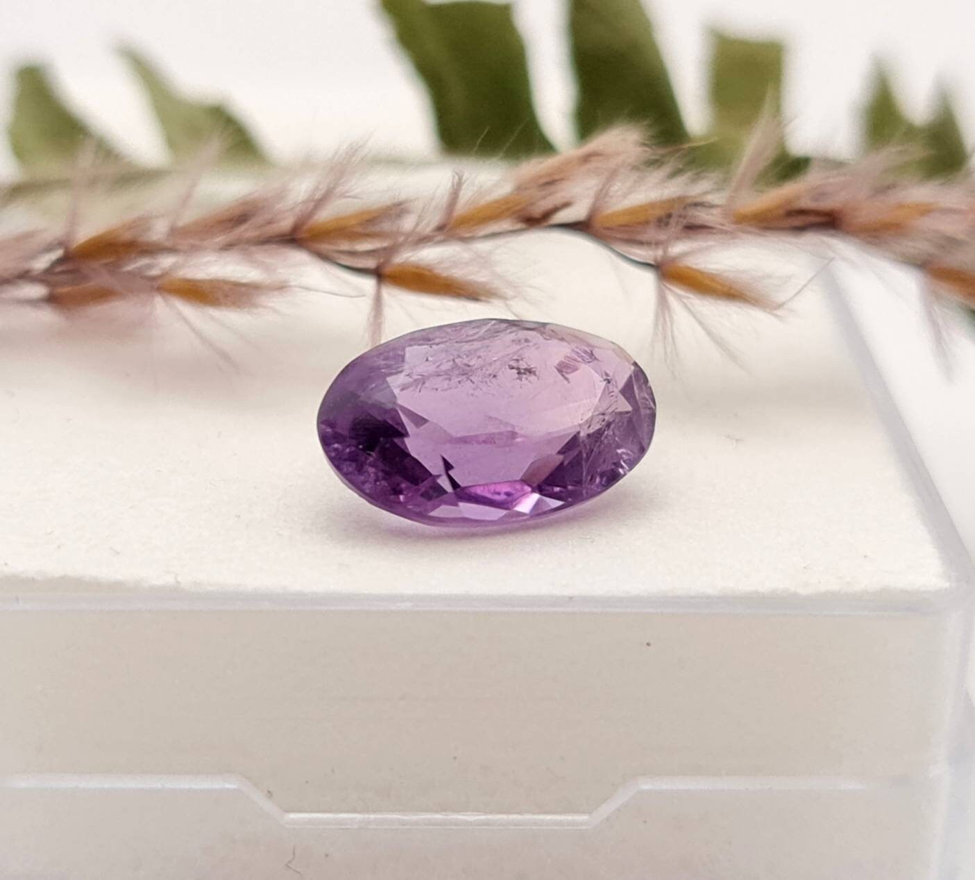 Echter violetter Amethyst oval facettiert 12x8mm 3ct (Nr.970)