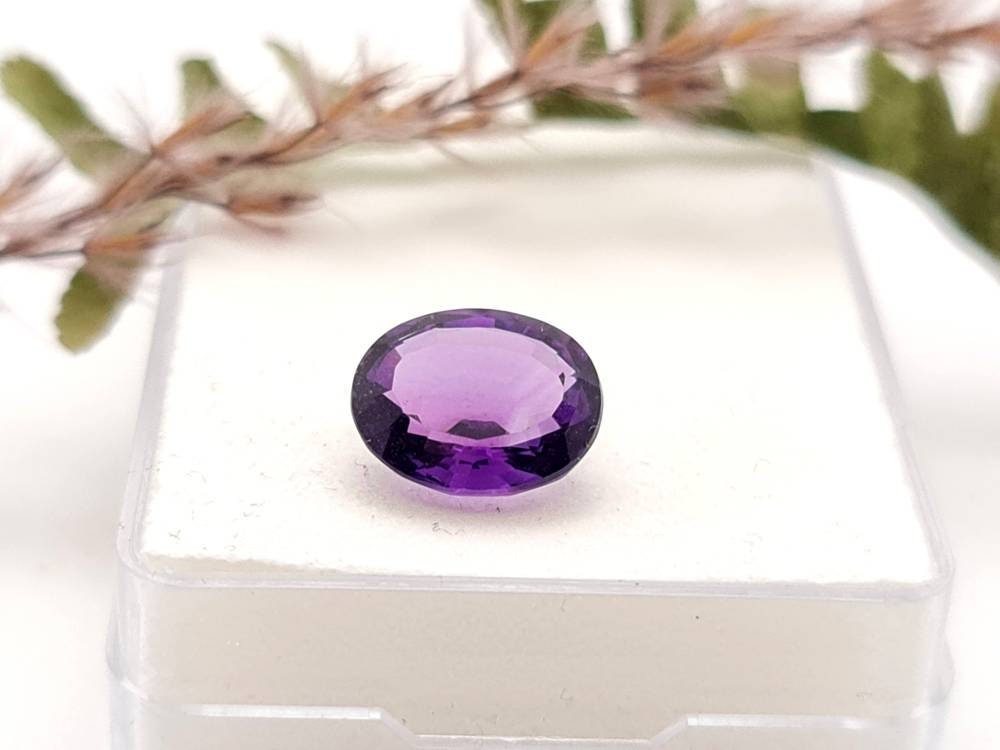 Echter violetter Amethyst oval facettiert lila 11x9,2mm 3,9ct (Nr.994)