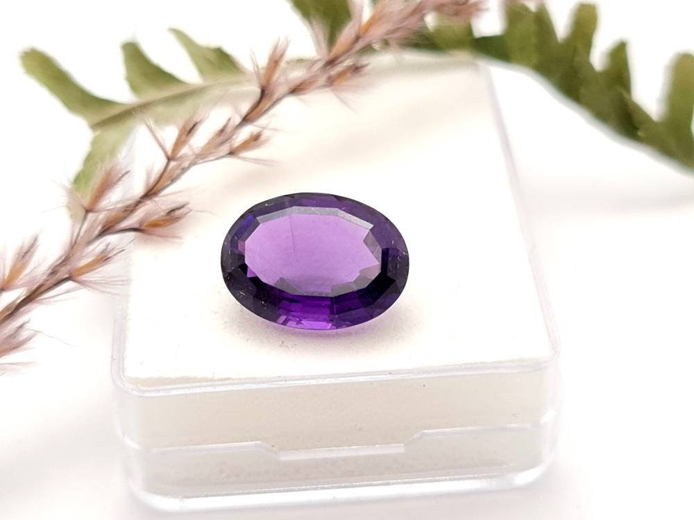 Echter violetter Amethyst oval facettiert lila 15,2x11,2mm 8,3ct (Nr.996)