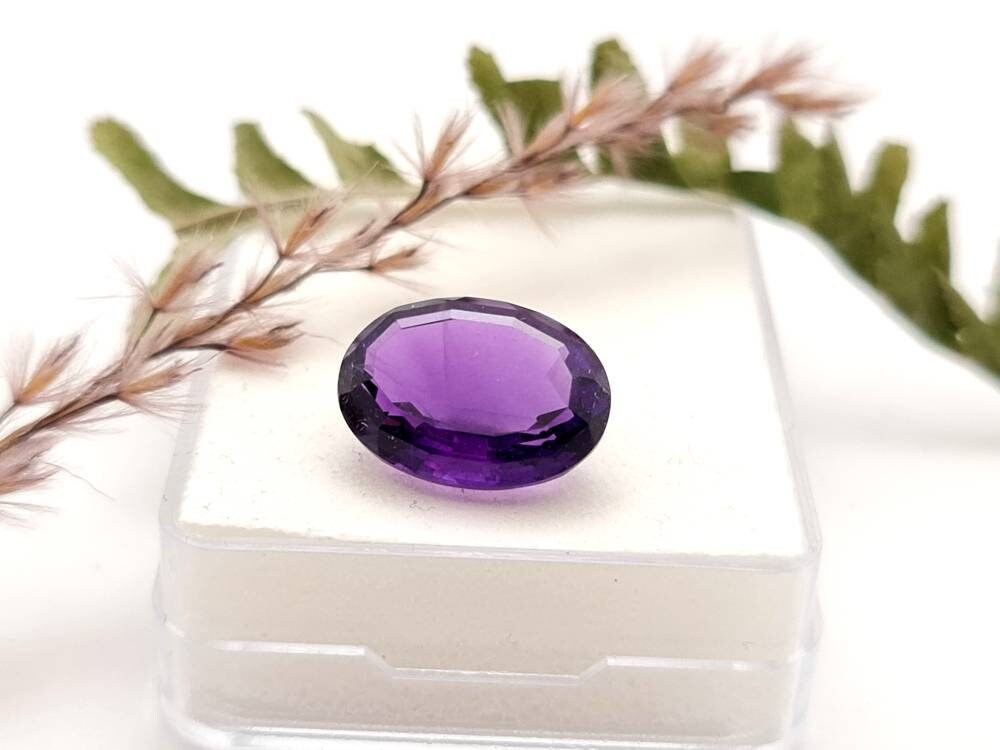 Echter violetter Amethyst oval facettiert lila 15,2x11,2mm 8,3ct (Nr.996)