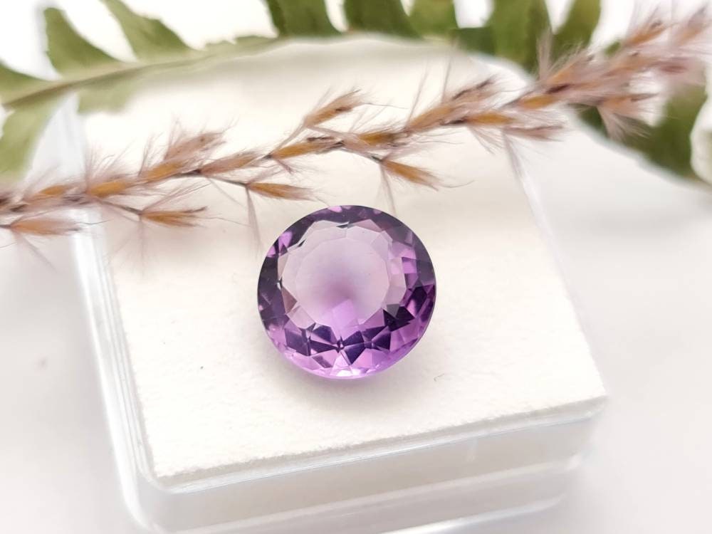 Echter violetter Amethyst rund facettiert lila 13mm 7,1ct (Nr.1000)