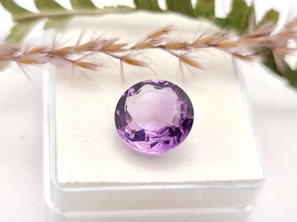 Echter violetter Amethyst rund facettiert lila 13mm 7,1ct (Nr.1000)