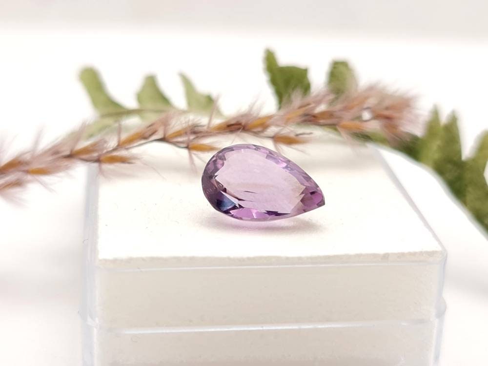 Echter violetter Amethyst Tropfen facettiert lila 13,1x9,3mm 4,5ct (Nr.1010)