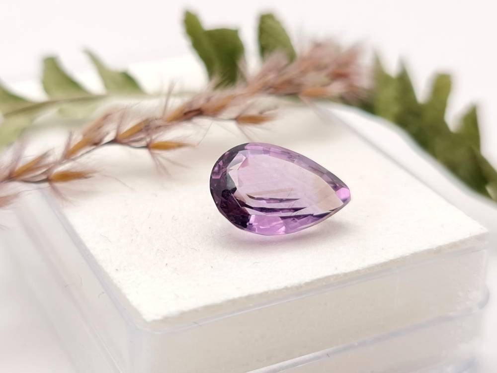 Echter violetter Amethyst Tropfen facettiert lila 13,1x9,3mm 4,5ct (Nr.1010)