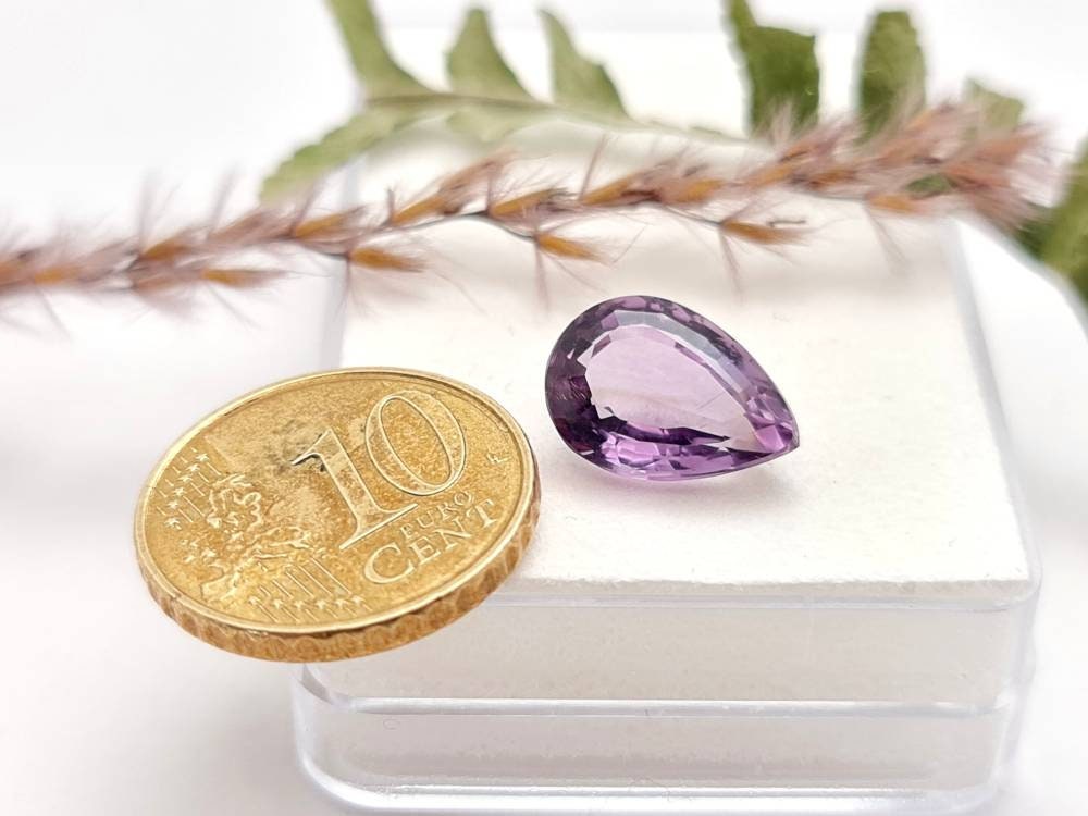 Echter violetter Amethyst Tropfen facettiert lila 13,1x9,3mm 4,5ct (Nr.1010)