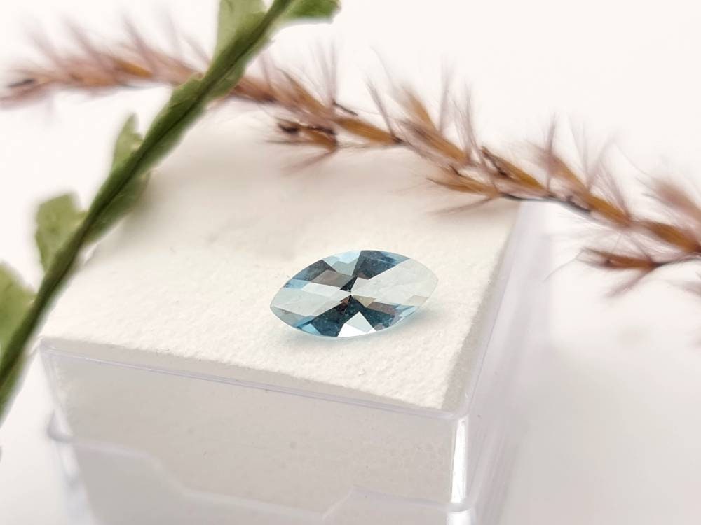 Echter Aquamarin in Navetteform, blau facettiert 10x5mm 0,59ct (Nr.1094)