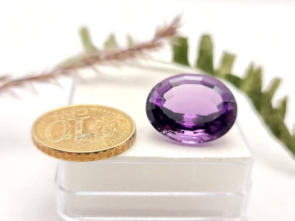 Echter facettierter Amethyst lila violett oval 17,3x14mm 12,62ct (Nr.1020)