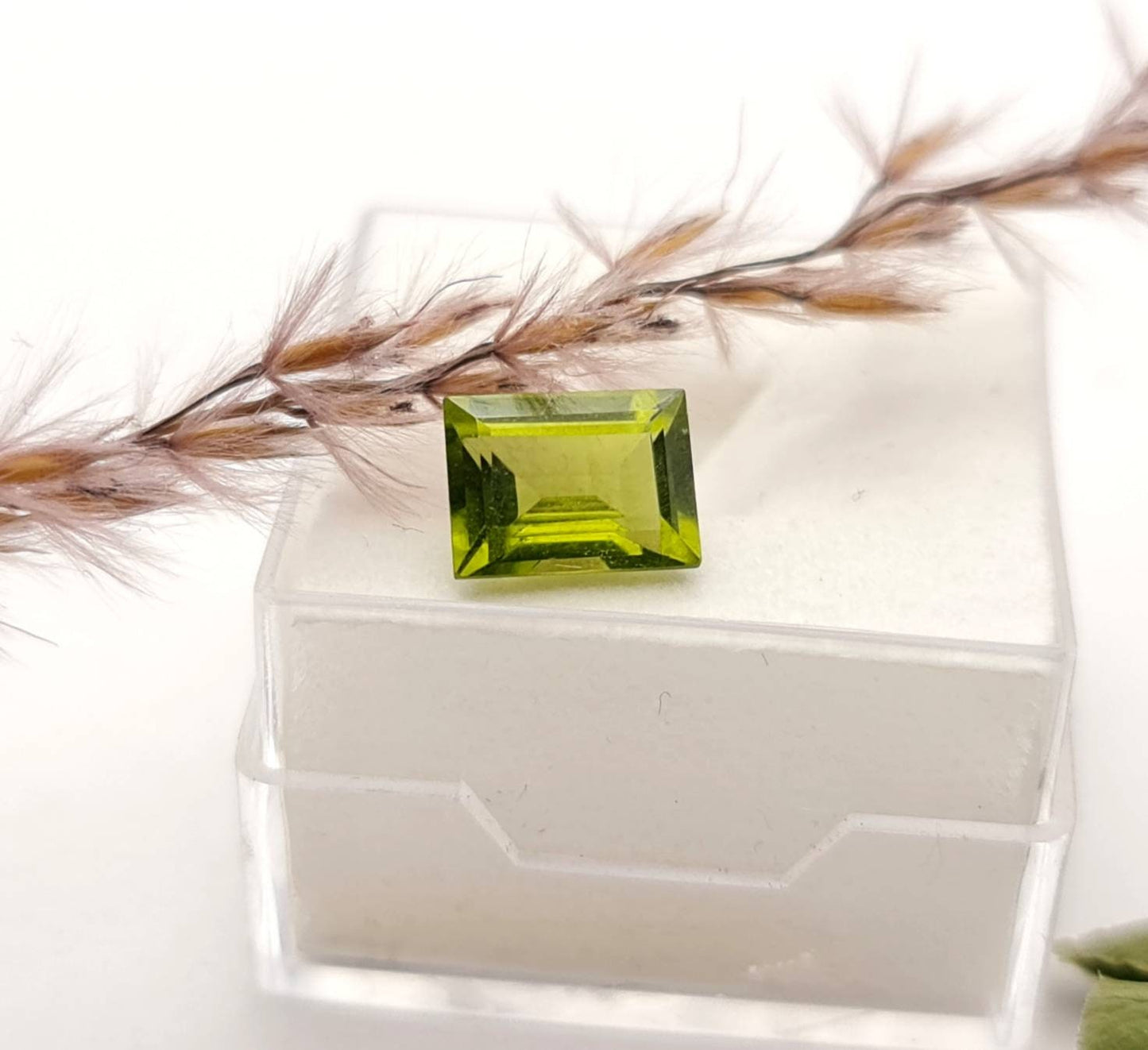 Echter facettierter Peridot grün rechteck 8x6mm 1,81ct (Nr.1056)