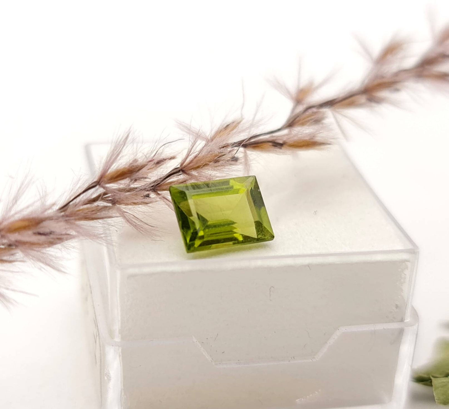 Echter facettierter Peridot grün rechteck 8x6mm 1,81ct (Nr.1056)