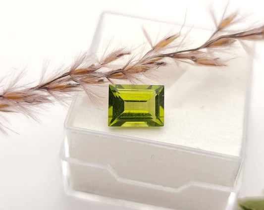 Echter facettierter Peridot grün rechteck 8x6mm 1,81ct (Nr.1056)