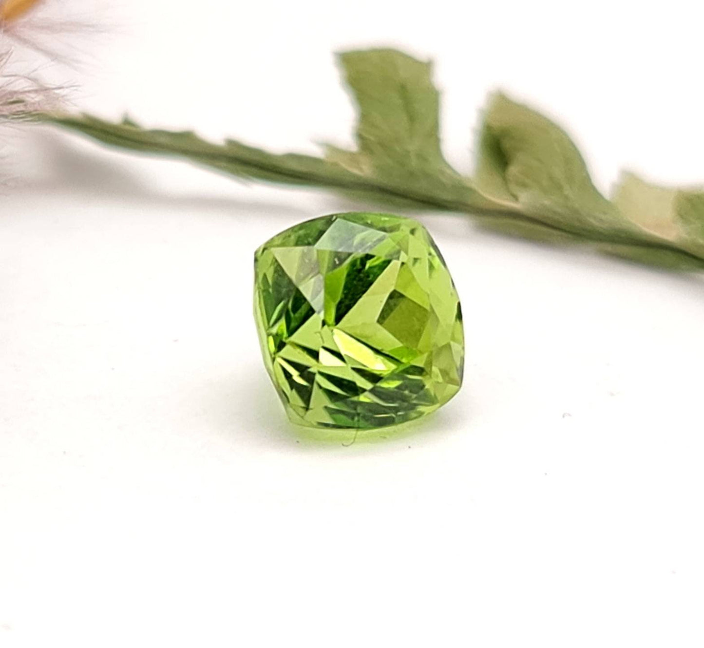 Echter grüner Peridot facettiert quadrat 8x8mm (Nr.1060)