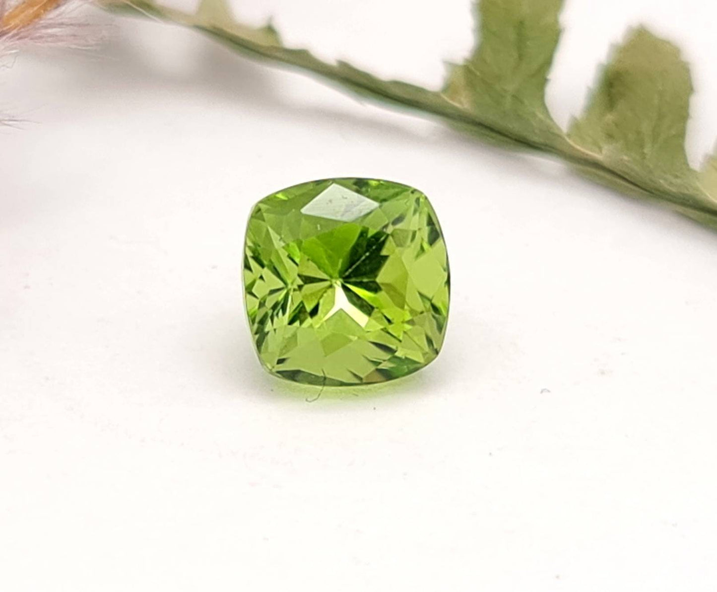 Echter grüner Peridot facettiert quadrat 8x8mm (Nr.1060)