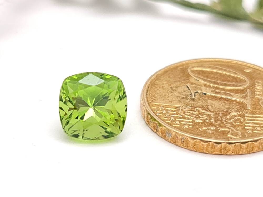 Echter grüner Peridot facettiert quadrat 8x8mm (Nr.1060)