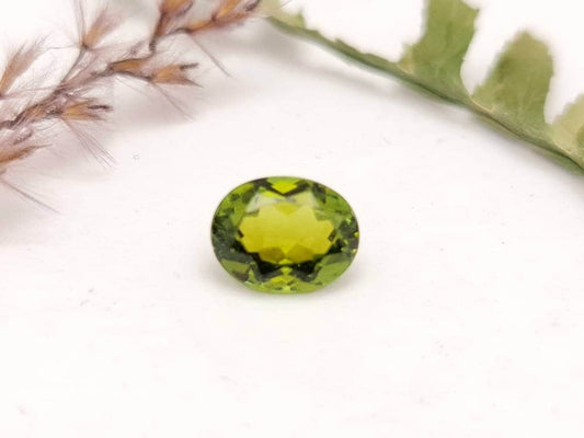 Echter grüner Peridot facettiert oval 8x6mm 1,84ct (Nr.1063)