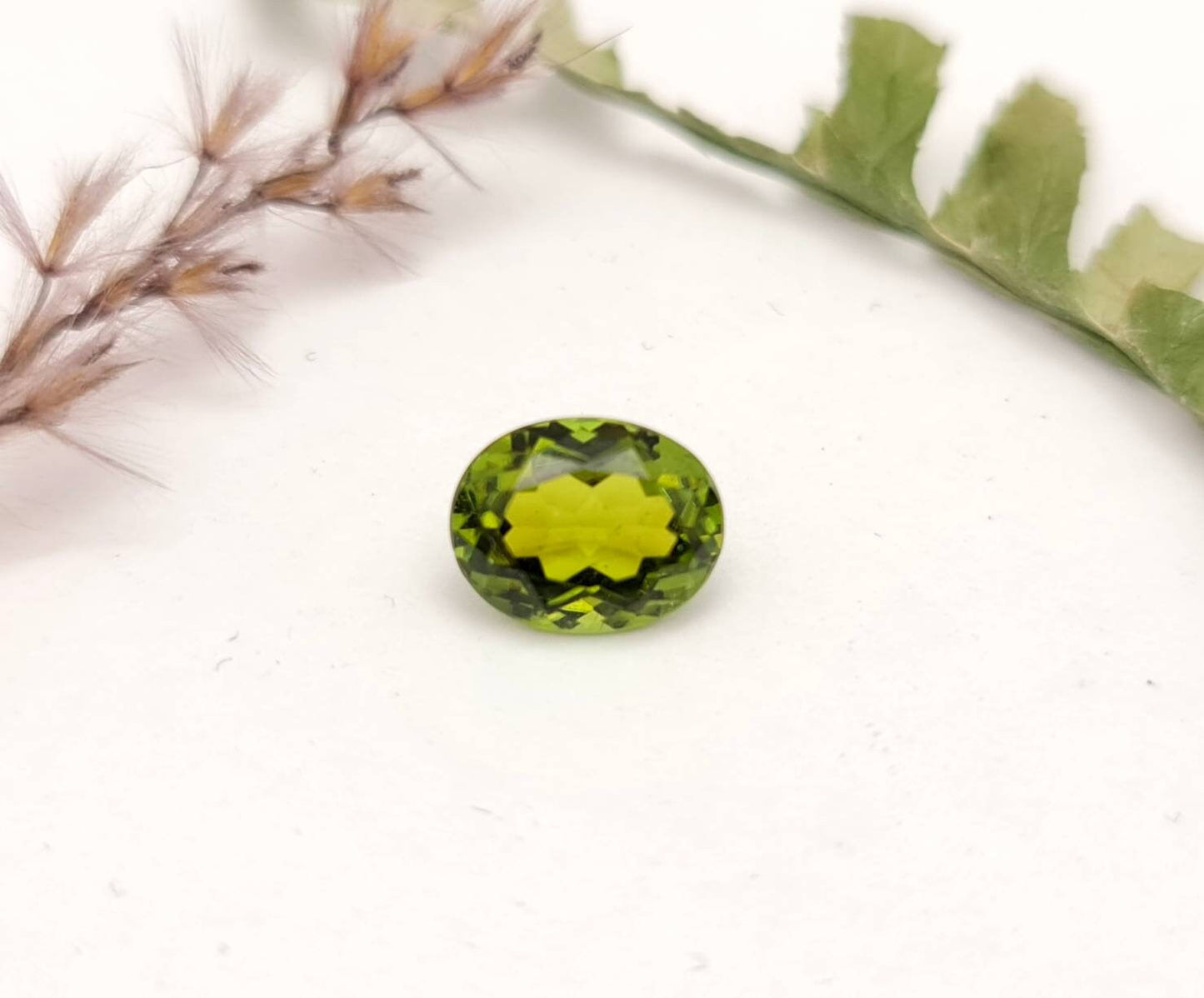 Echter grüner Peridot facettiert oval 8x6mm 1,84ct (Nr.1063)