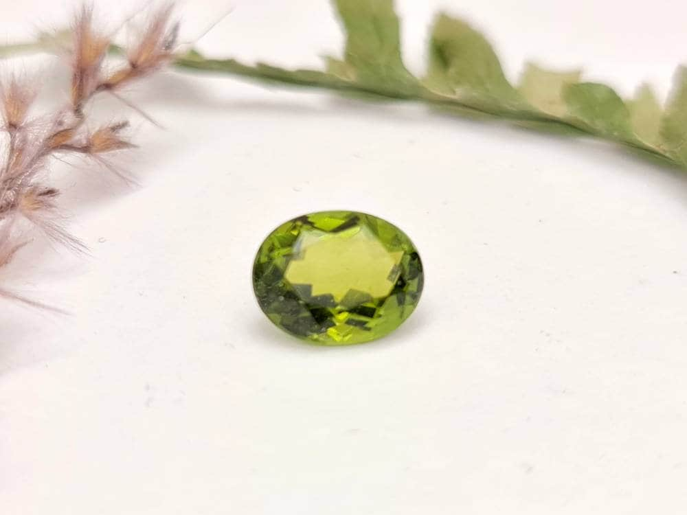 Echter grüner Peridot facettiert oval 8x6mm 1,84ct (Nr.1063)