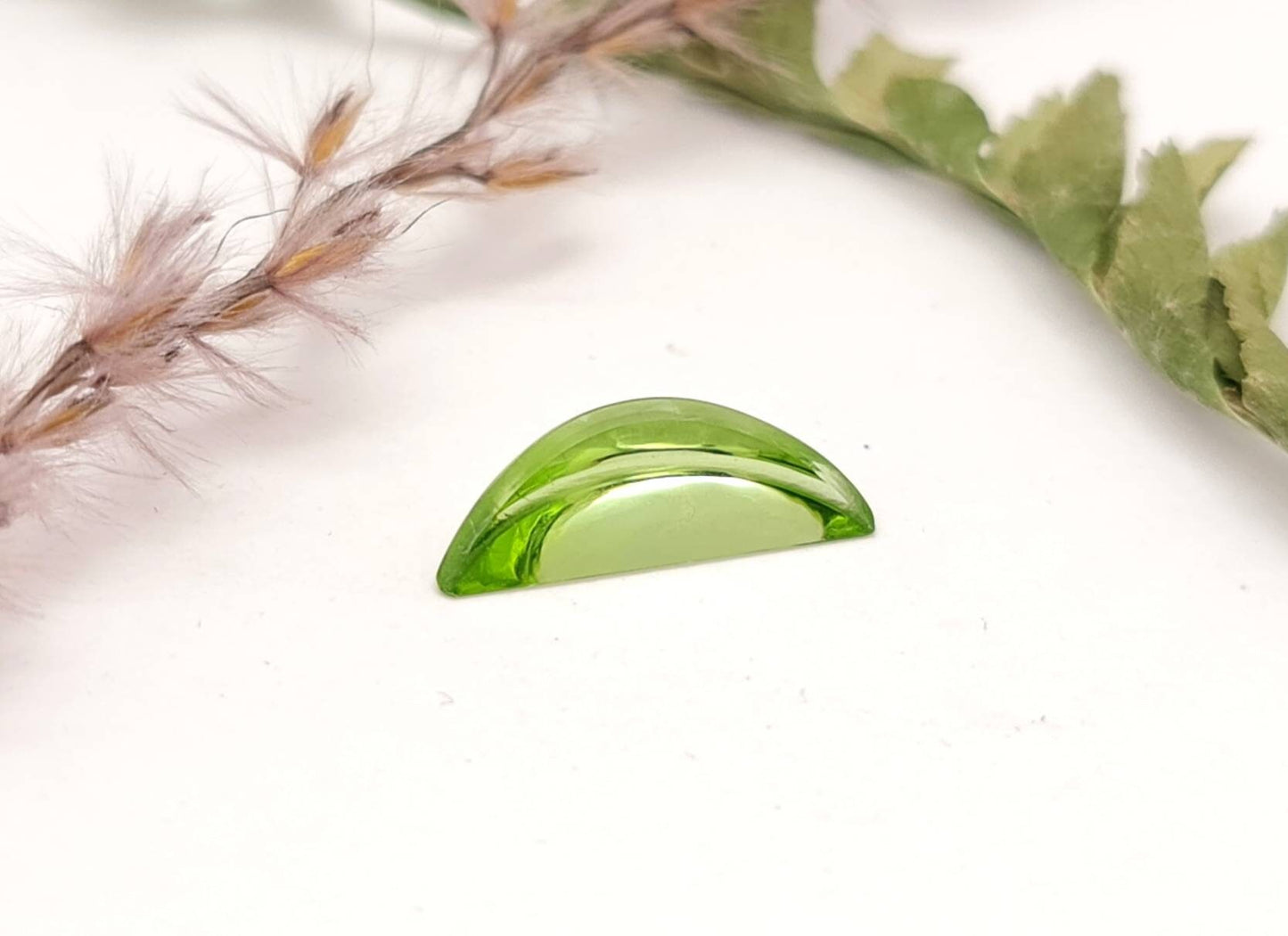 Echter grüner Peridot, Mond, Sichelform poliert 14x5mm 2,02ct (Nr.1064)