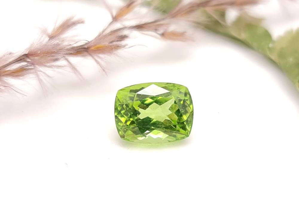 Echter grüner Peridot facettiert rechteck 9x7mm (Nr.1065)