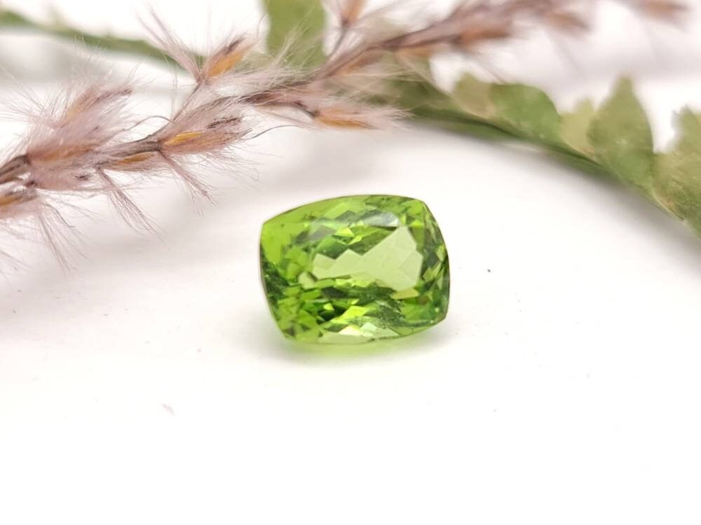 Echter grüner Peridot facettiert rechteck 9x7mm (Nr.1065)