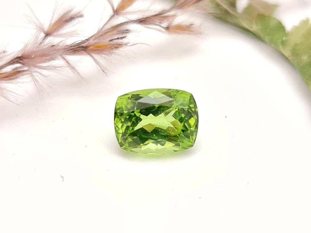 Echter grüner Peridot facettiert rechteck 9x7mm (Nr.1065)