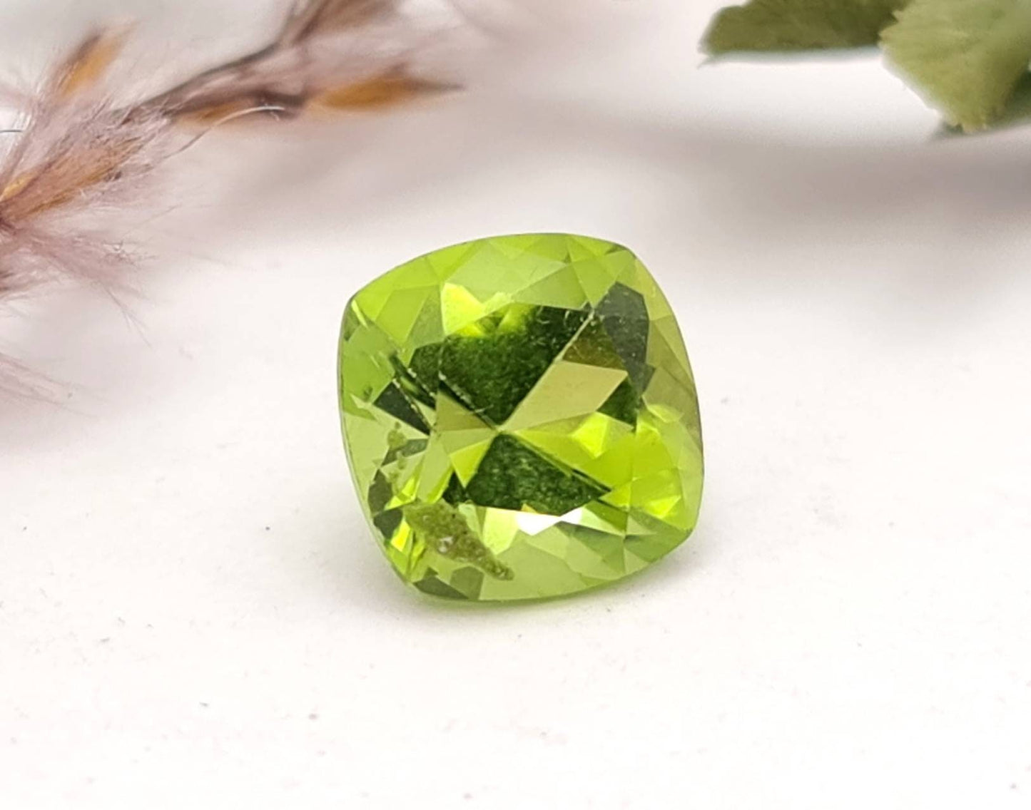 Echter grüner Peridot facettiert Quadrat 8mm (Nr.1067)