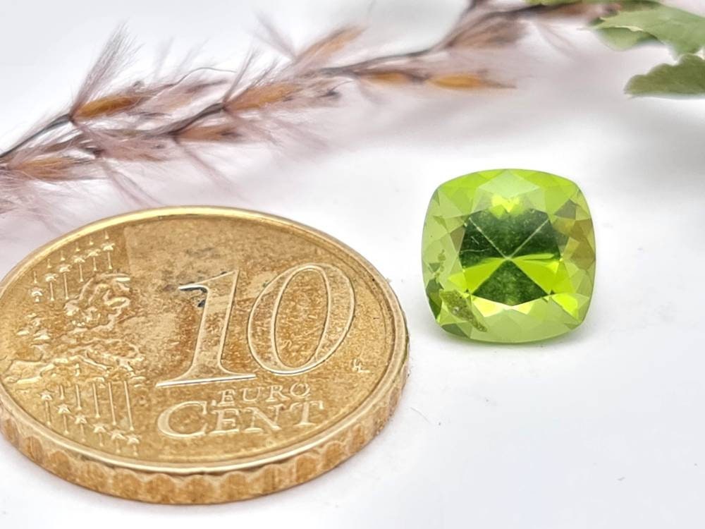 Echter grüner Peridot facettiert Quadrat 8mm (Nr.1067)