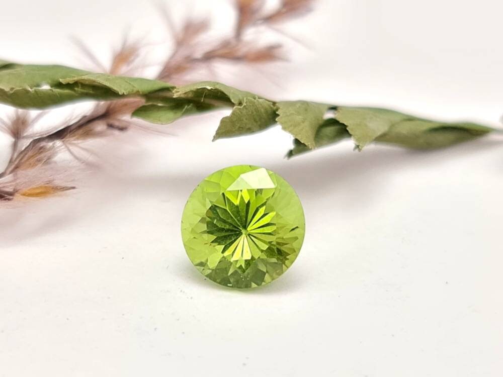 Echter grüner Peridot facettiert rund 8mm (Nr.1069)