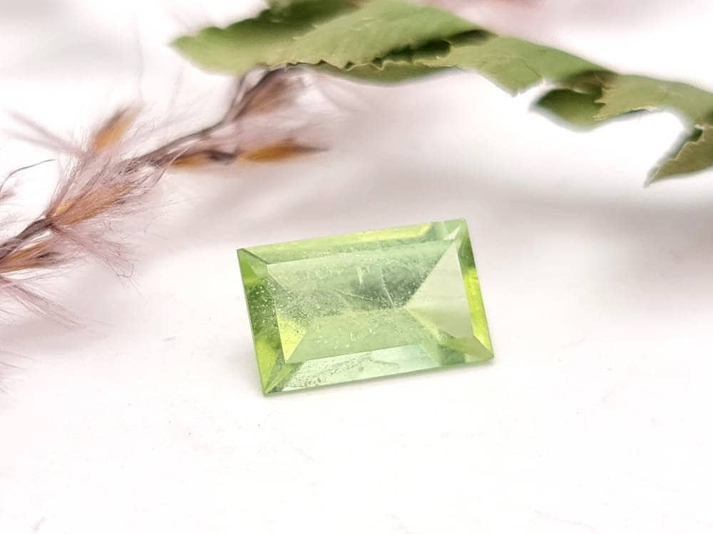 Echter grüner Peridot facettiert rechteck Spiegelschliff 1,91ct (Nr.1070)