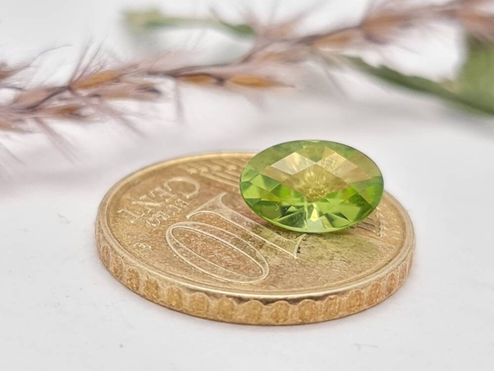 Echter grüner Peridot facettiert oval Checkerboard 1,35ct (Nr.1071)