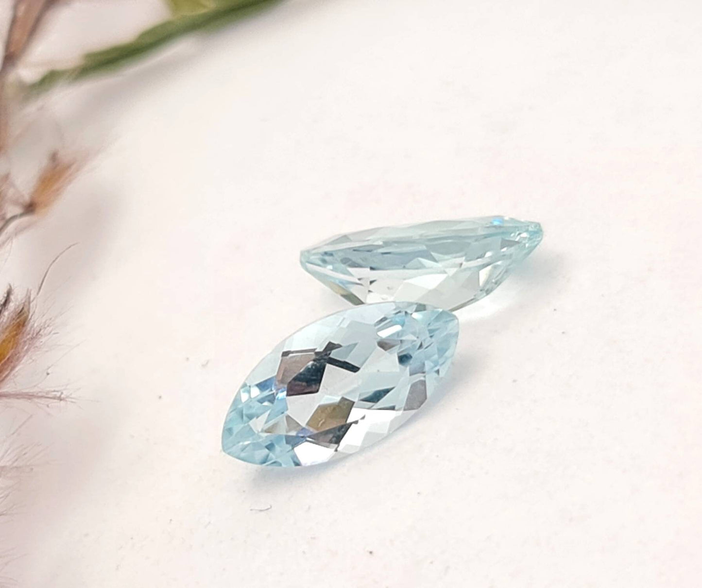 Echte facettierte Aquamarine navette blau Paar 10x5mm 1,8ct (Nr.1075)