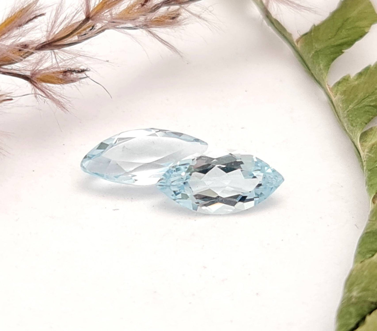 Echte facettierte Aquamarine navette blau Paar 10x5mm 1.7ct (Nr.1076)