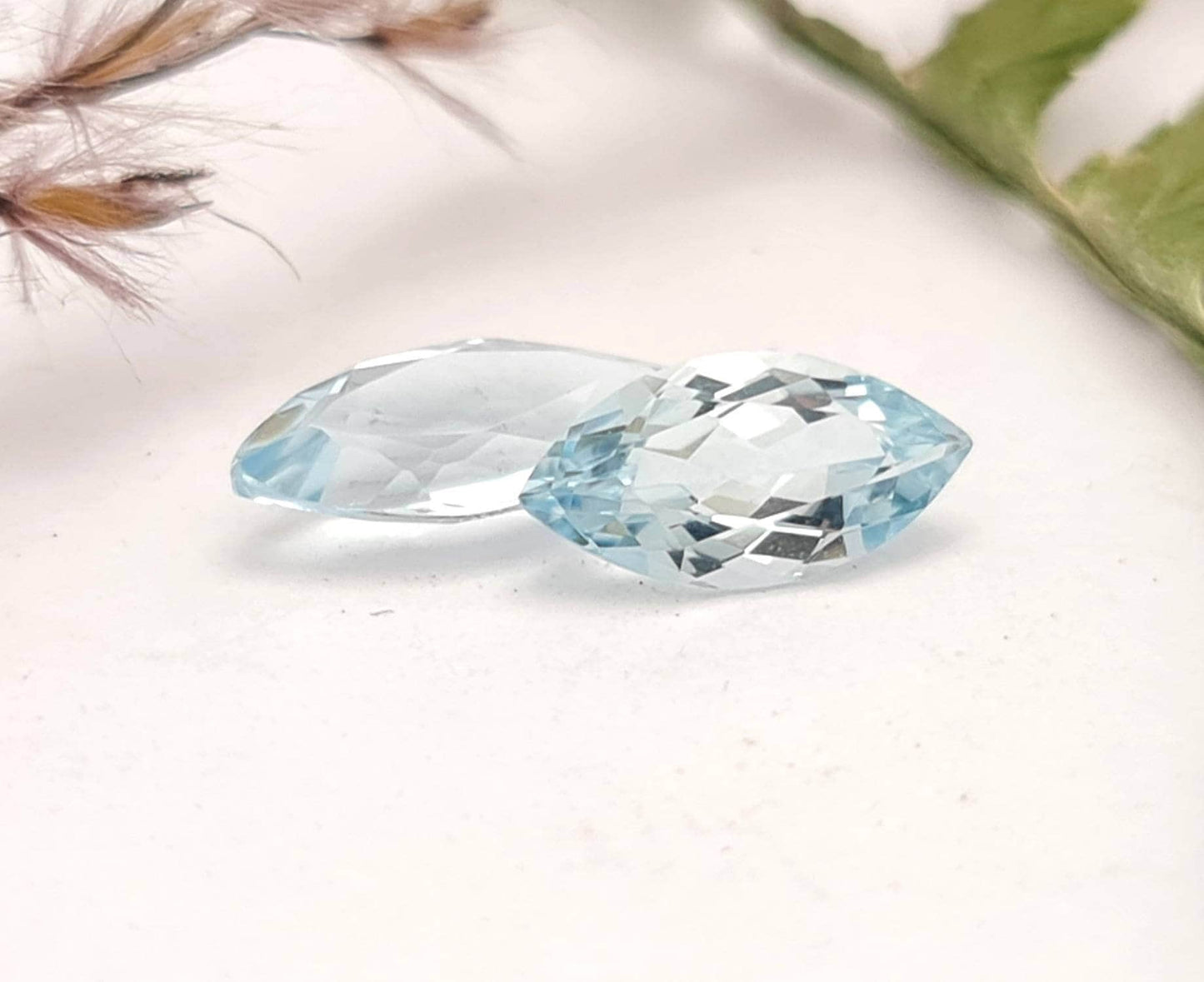 Echte facettierte Aquamarine navette blau Paar 10x5mm 1.7ct (Nr.1076)