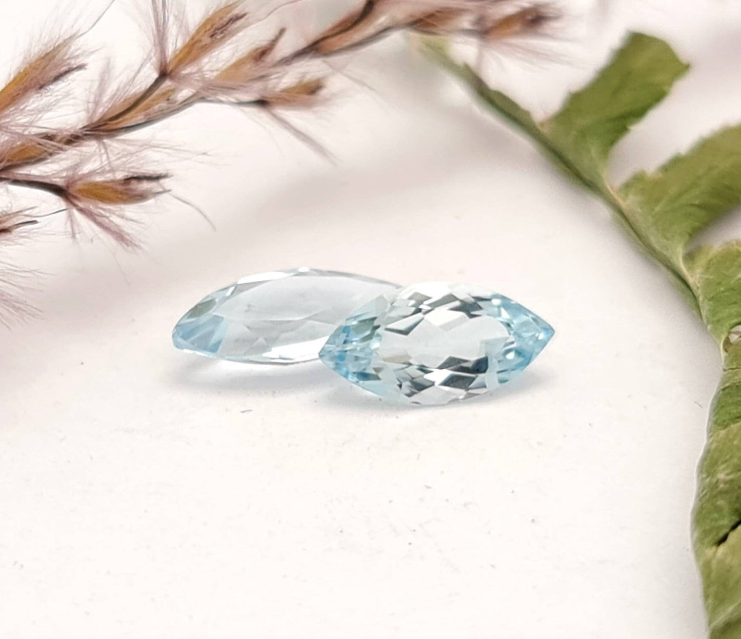 Echte facettierte Aquamarine navette blau Paar 10x5mm 1.7ct (Nr.1076)