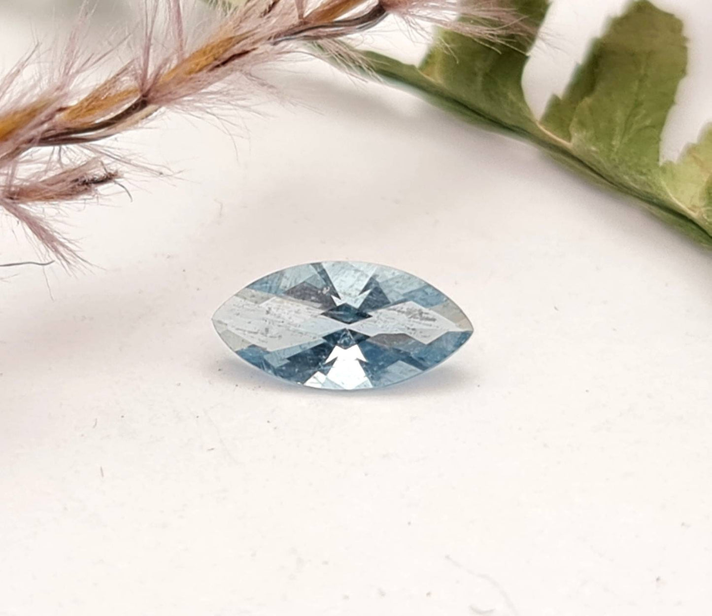 Echter facettierter Aquamarine navette blau 10,1x4,8mm 0,77ct (Nr.1078)