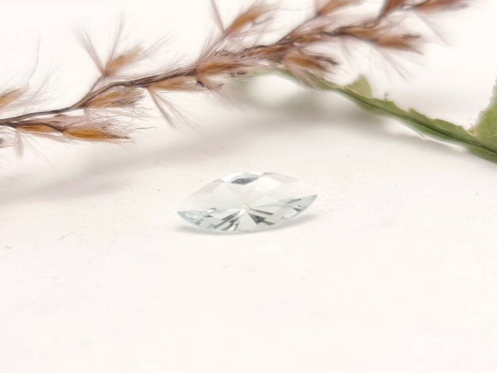 Echter facettierter Aquamarine navette blau 9,7x4,3mm 0,3ct (Nr.1080)