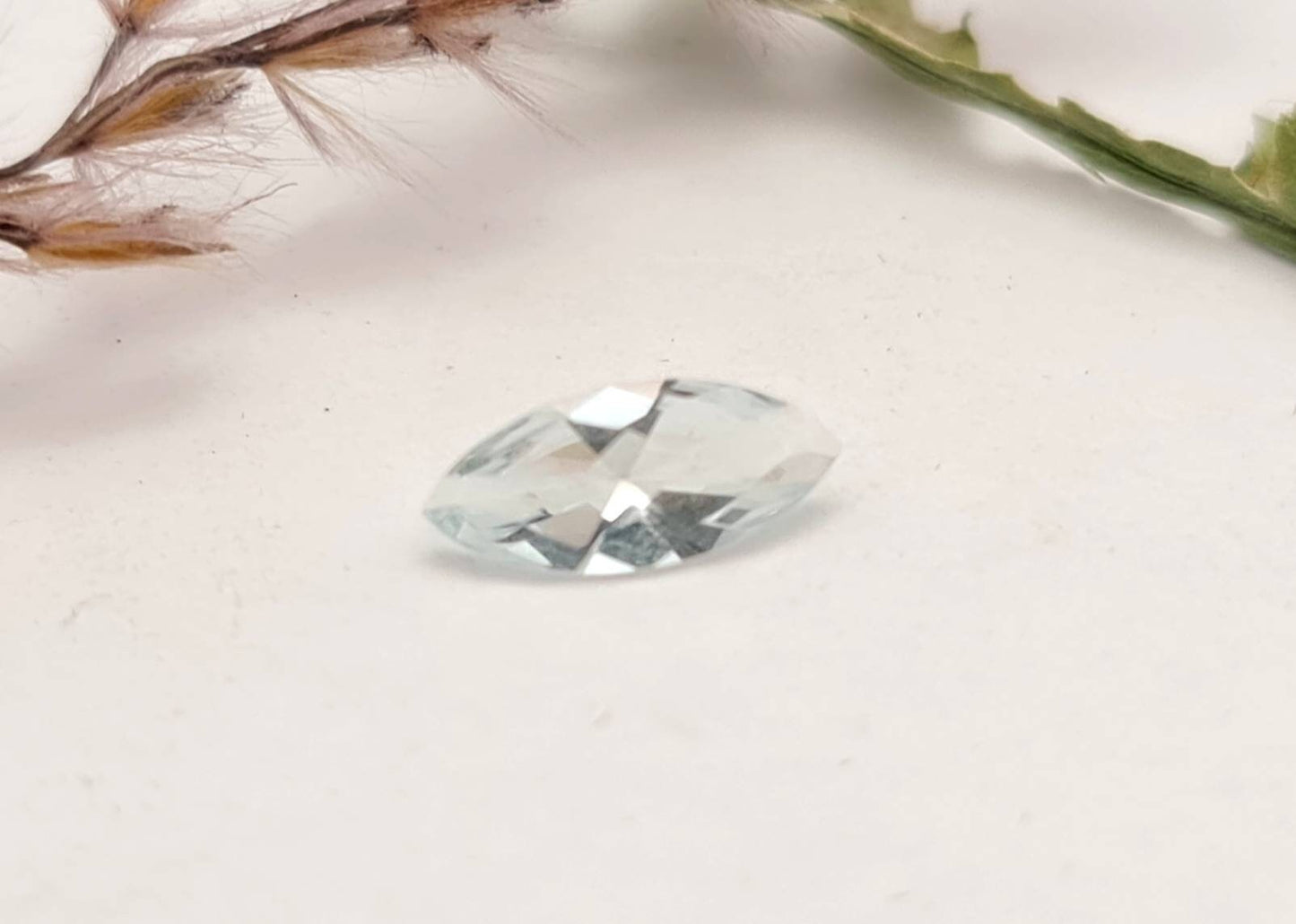 Echter facettierter Aquamarine navette blau 9,7x4,3mm 0,3ct (Nr.1080)