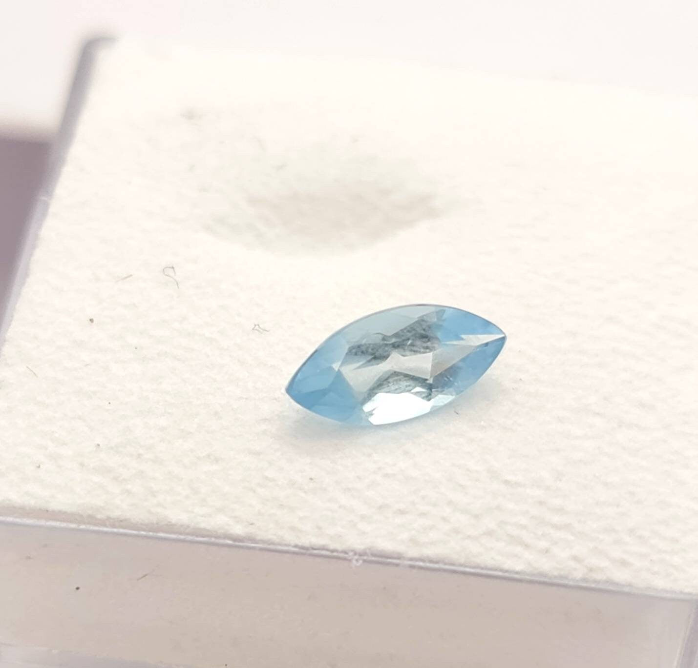 Echter facettierter Aquamarin navette blau 8x4mm 0,36ct (Nr.1083)