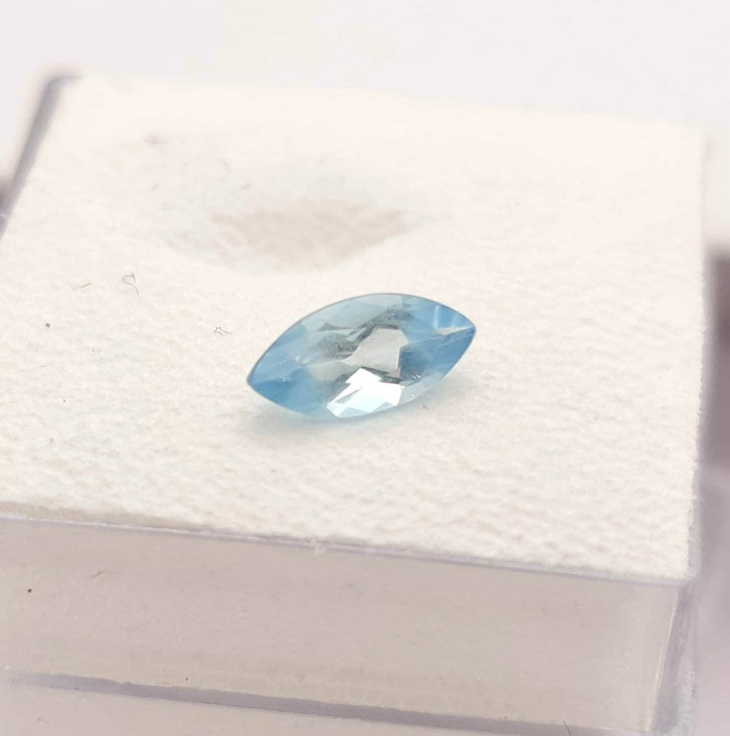 Echter facettierter Aquamarin navette blau 8x4mm 0,36ct (Nr.1083)