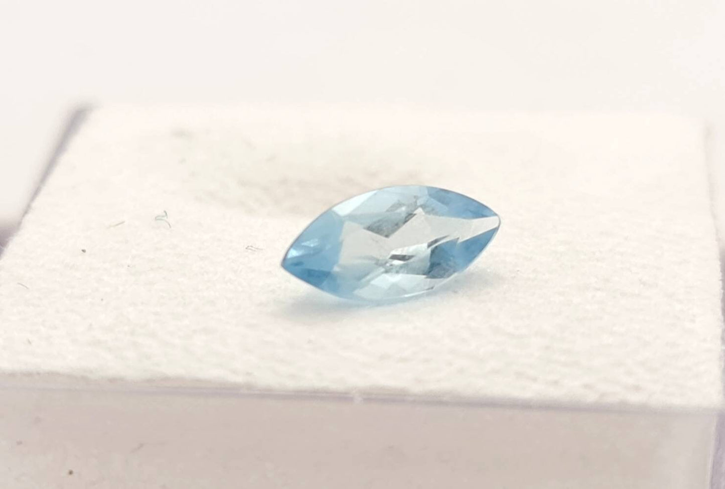 Echter facettierter Aquamarin navette blau 8x4mm 0,36ct (Nr.1083)